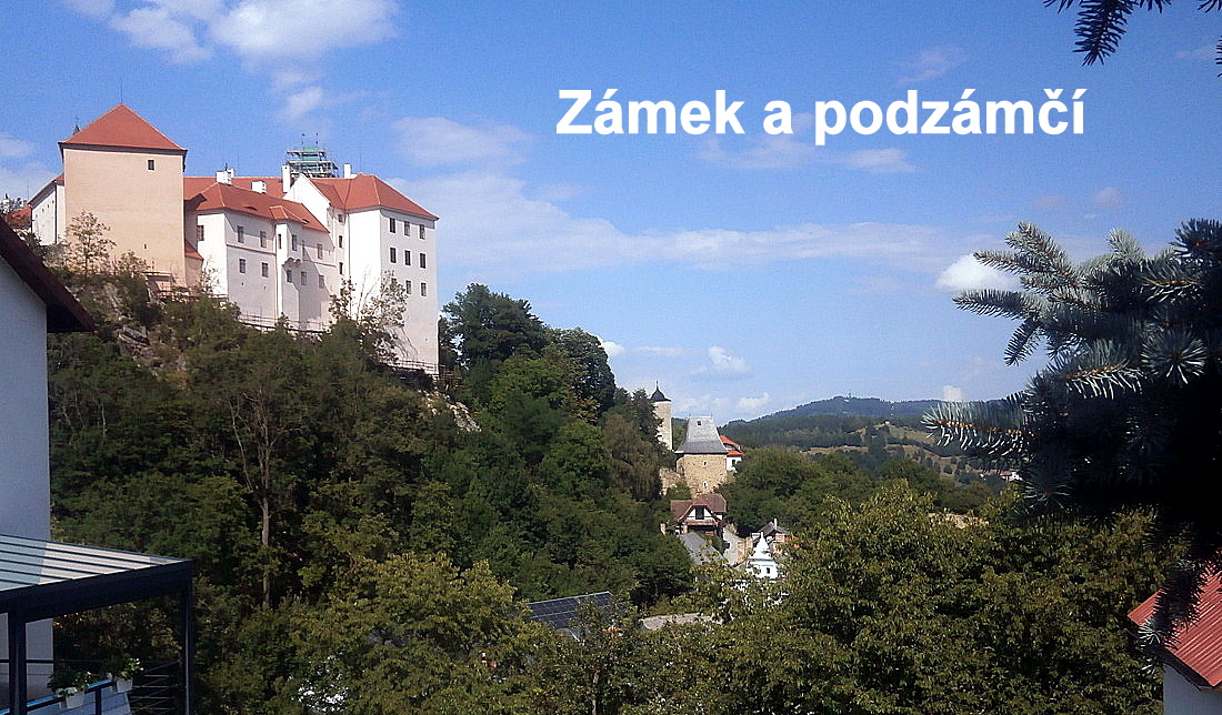 Zámecká věž a nádvoří v podvečerním letním světle