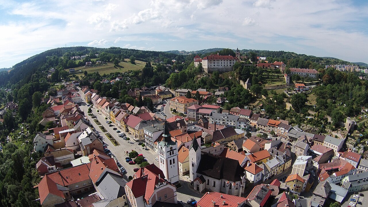 Panoramatický pohled na Státní zámek Vimperk a historické centrum